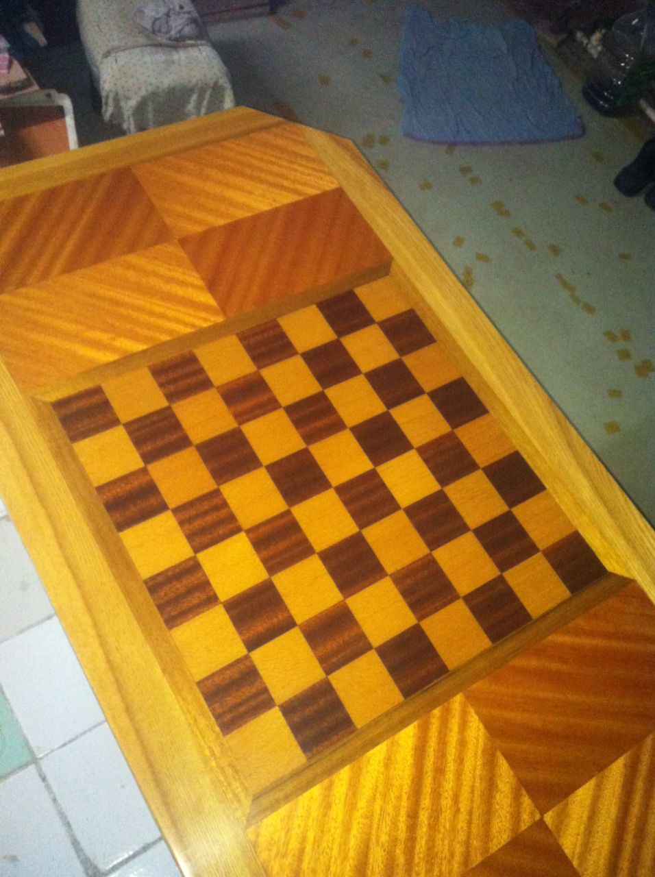 Продаю шахматный столик новый - фотография